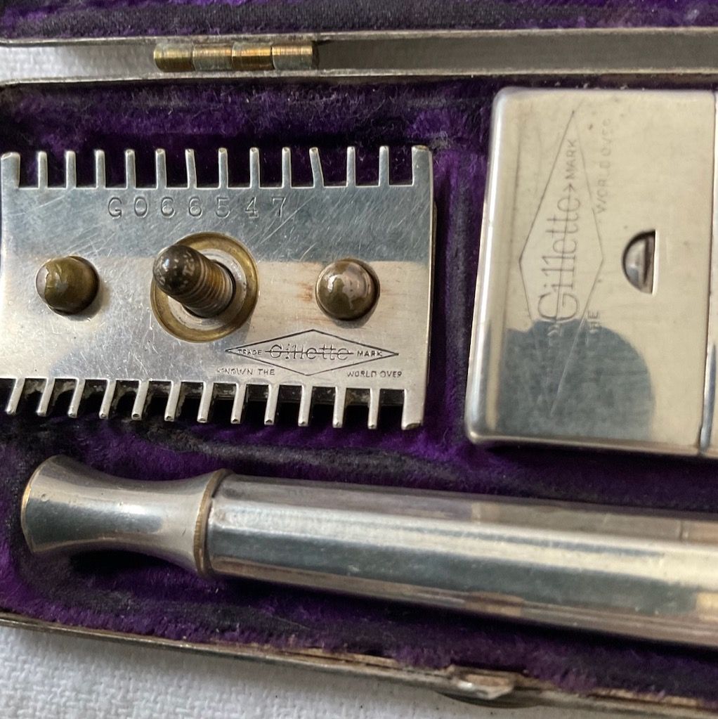Gillette Rasoi & Lamette da barba: Antik Rasier Reiseset Gillette versilbert mit Original Etui – Usato da Otelfingen venduto da Markthalle_C 2