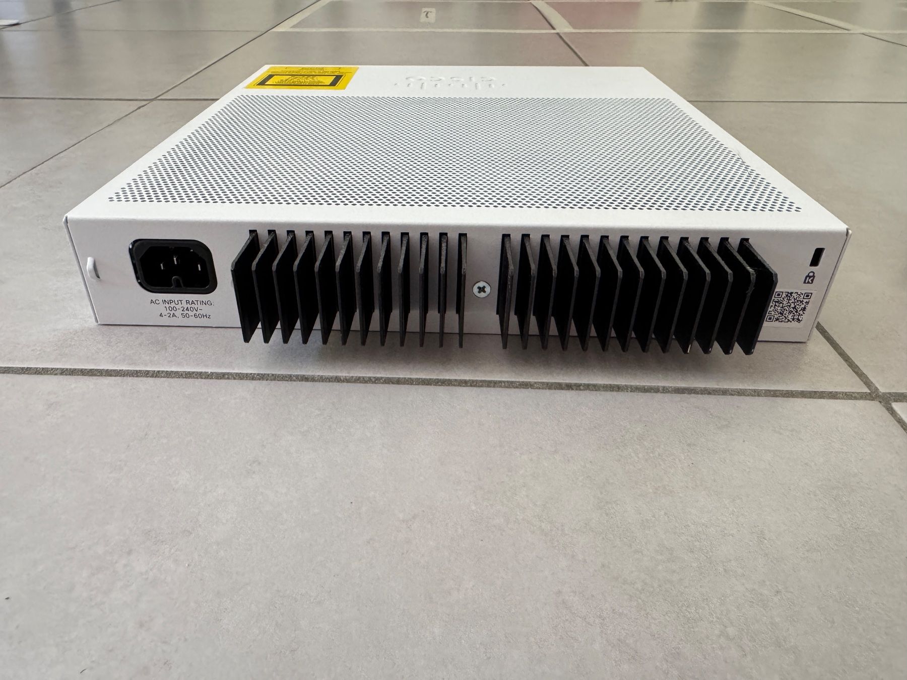 Cisco Hubs & Switches: Cisco Catalyst C1000-16FP-2G-L Switch professionnel PoE+ – Gebraucht aus Geneve von iBest 4