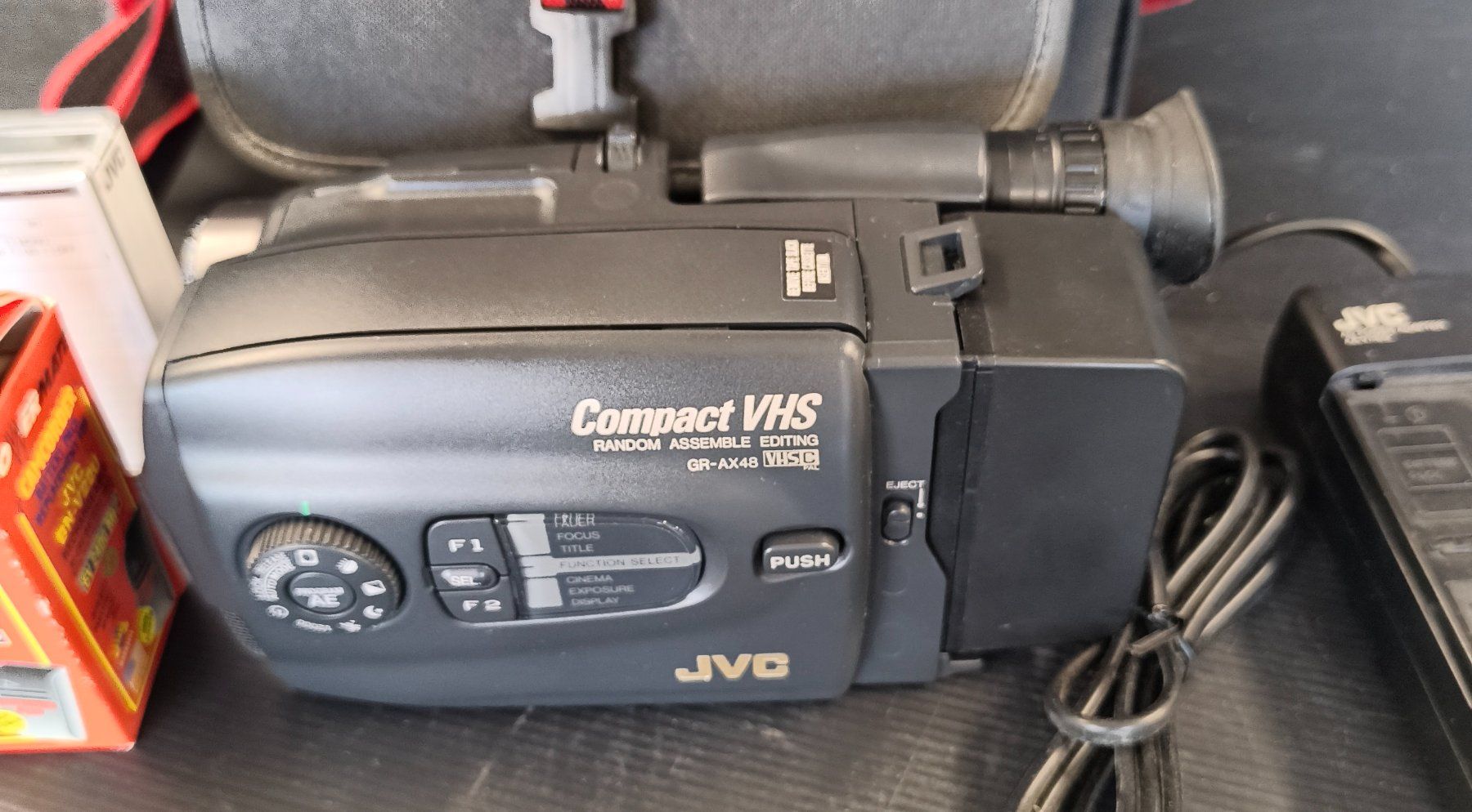 JVC Videocamere: Compact VHS Kamera JVC GR-AX48 – Usato da Basel venduto da bk_brockibasel 2