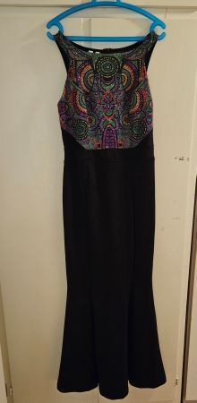 ELEGANTES ENGES DAMENKLEID. NOCH NIE GETRAGEN.