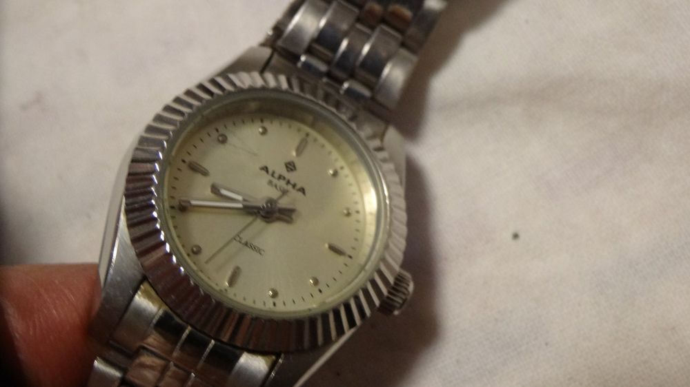 Montres: ALPHA DAMEN KLEIN UHR.QUARTZ.LÄÜFT – D'occasion à zürich par ahmad01 9