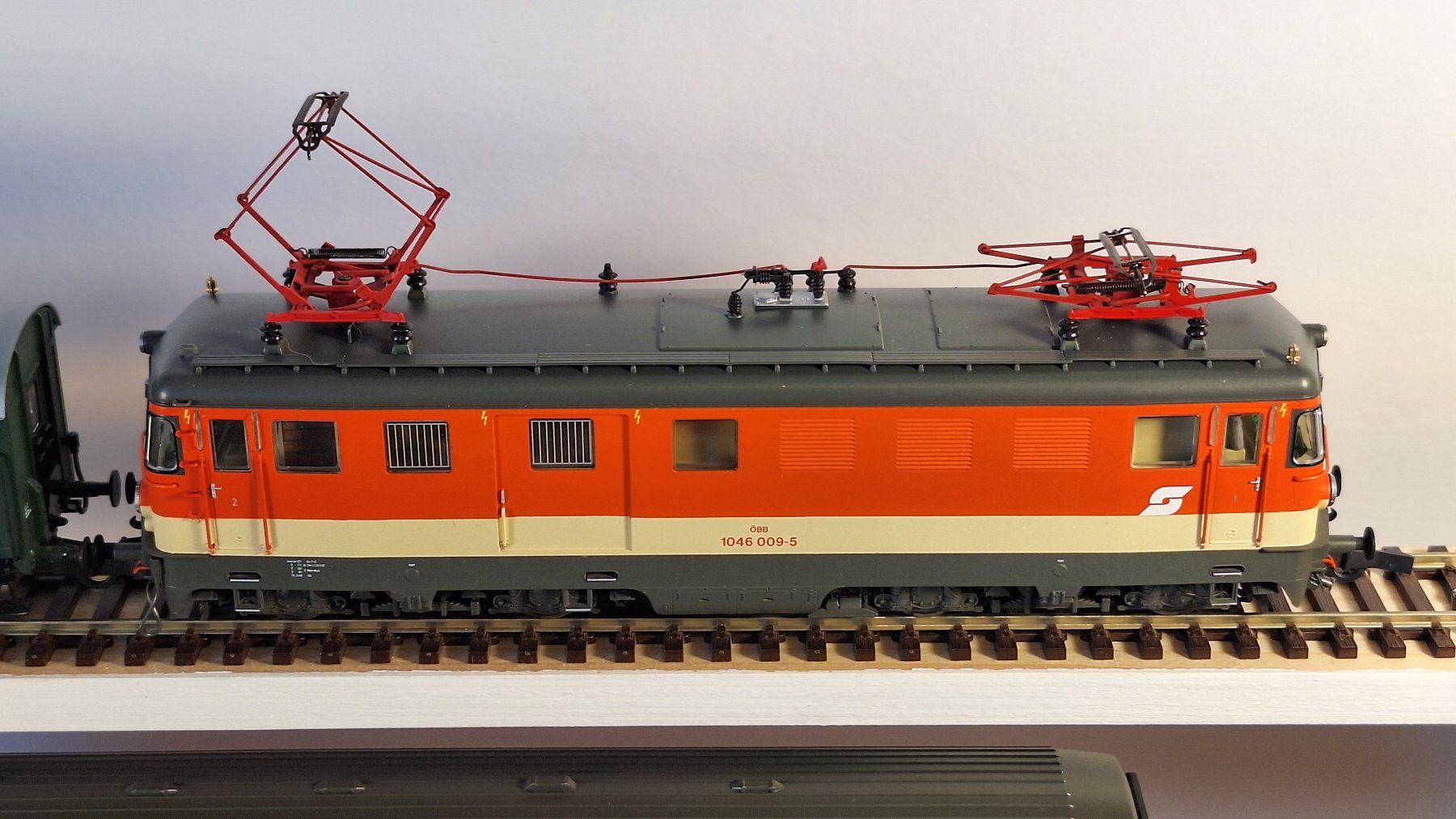 Roco Trains électriques: ÖBB 1046 mit Personenzug – D'occasion à Bern par BahnliebhaberRe420 5