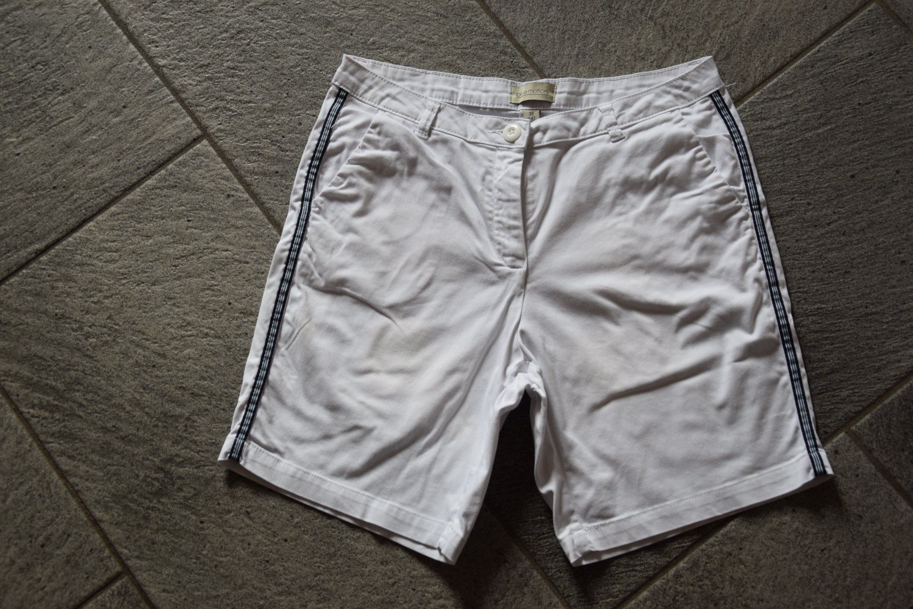 Pantaloni: Damen Shorts gr. 38 – Usato da Mezzovico venduto da finsteraar