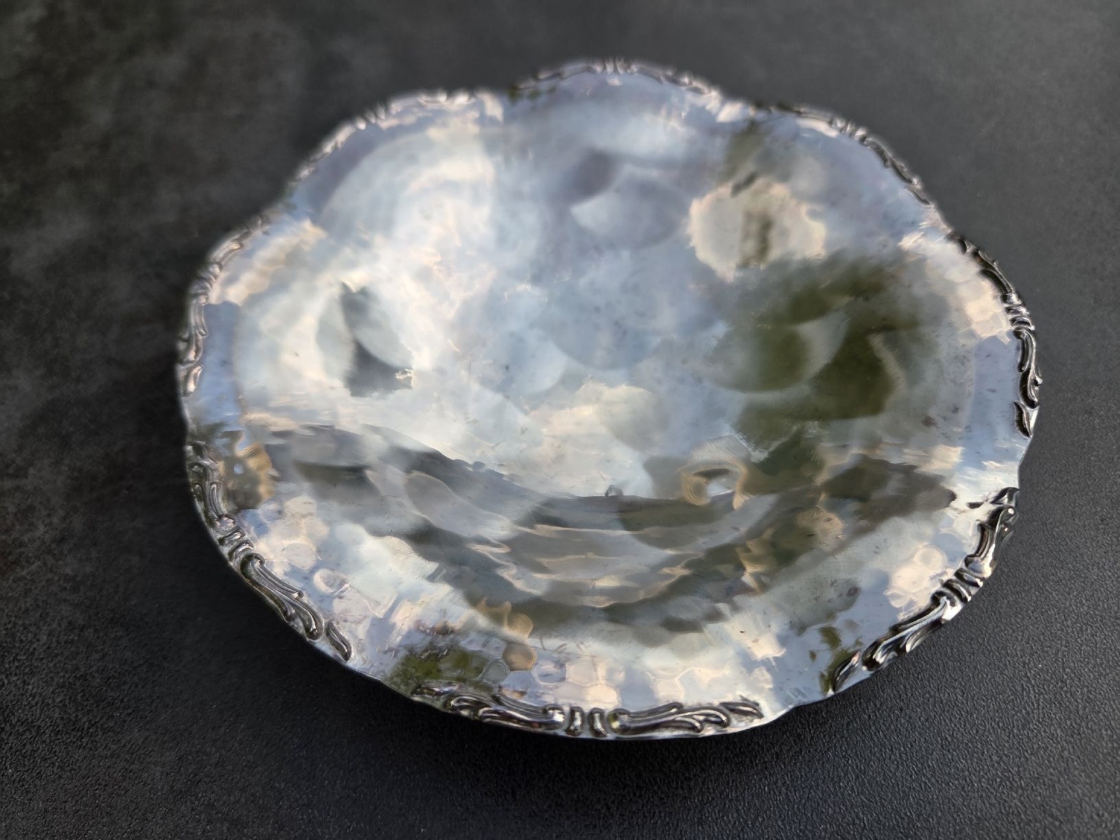 Schalen: Schale versilbert / Zinn mit Hammerschlag-Optik ca.1920-1940 – Gebraucht aus Winterthur von Speos-79