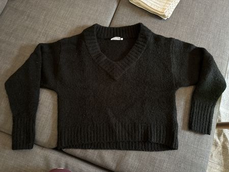 Schwarzer Pullover mit V-Ausschnitt von Weekday, XS