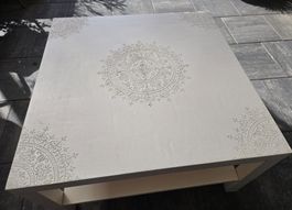 Schicker Sofatisch mit Mandala Muster