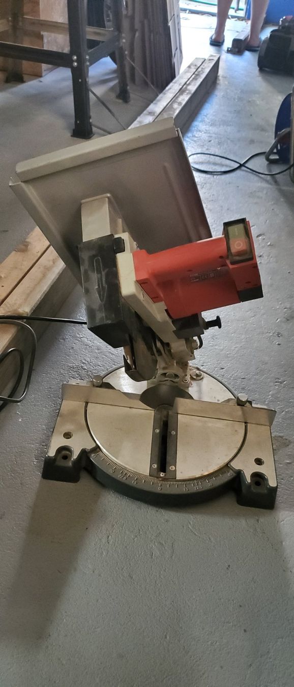 Sägen: Kappsäge Gehrungssäge MATRIX 1200-210 funktionstüchtig – Gebraucht aus Hunzenschwil von Fluz 5