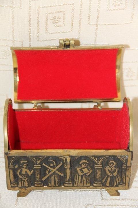 Coffres: Antique  coffret en bronze . – D'occasion à Praz (Vully) par pikuluka1 7