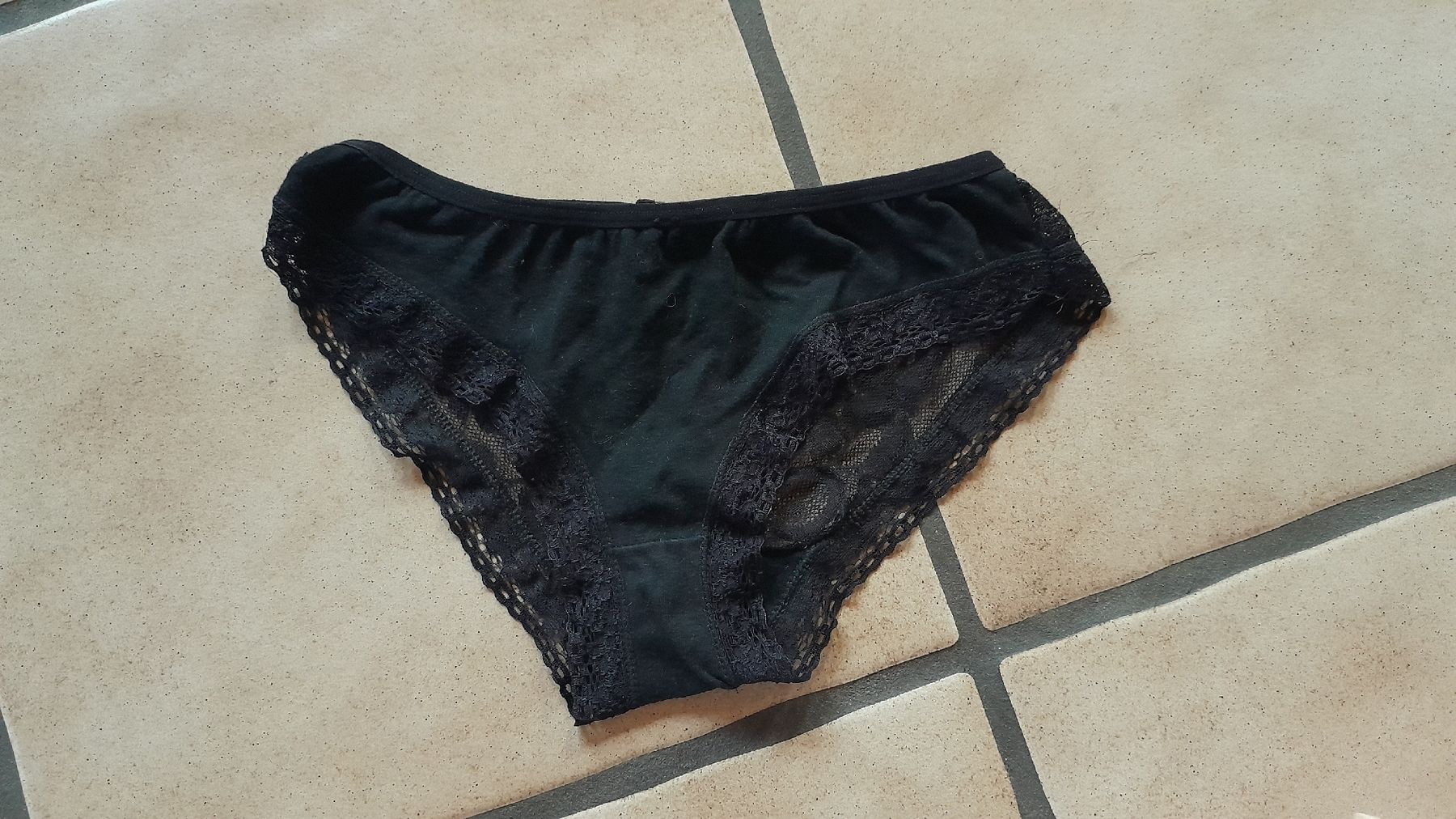 Sonstige Unterwäsche: Slip aus Spitze mit Schleife – Gebraucht aus Innerthal von System_of_a_down