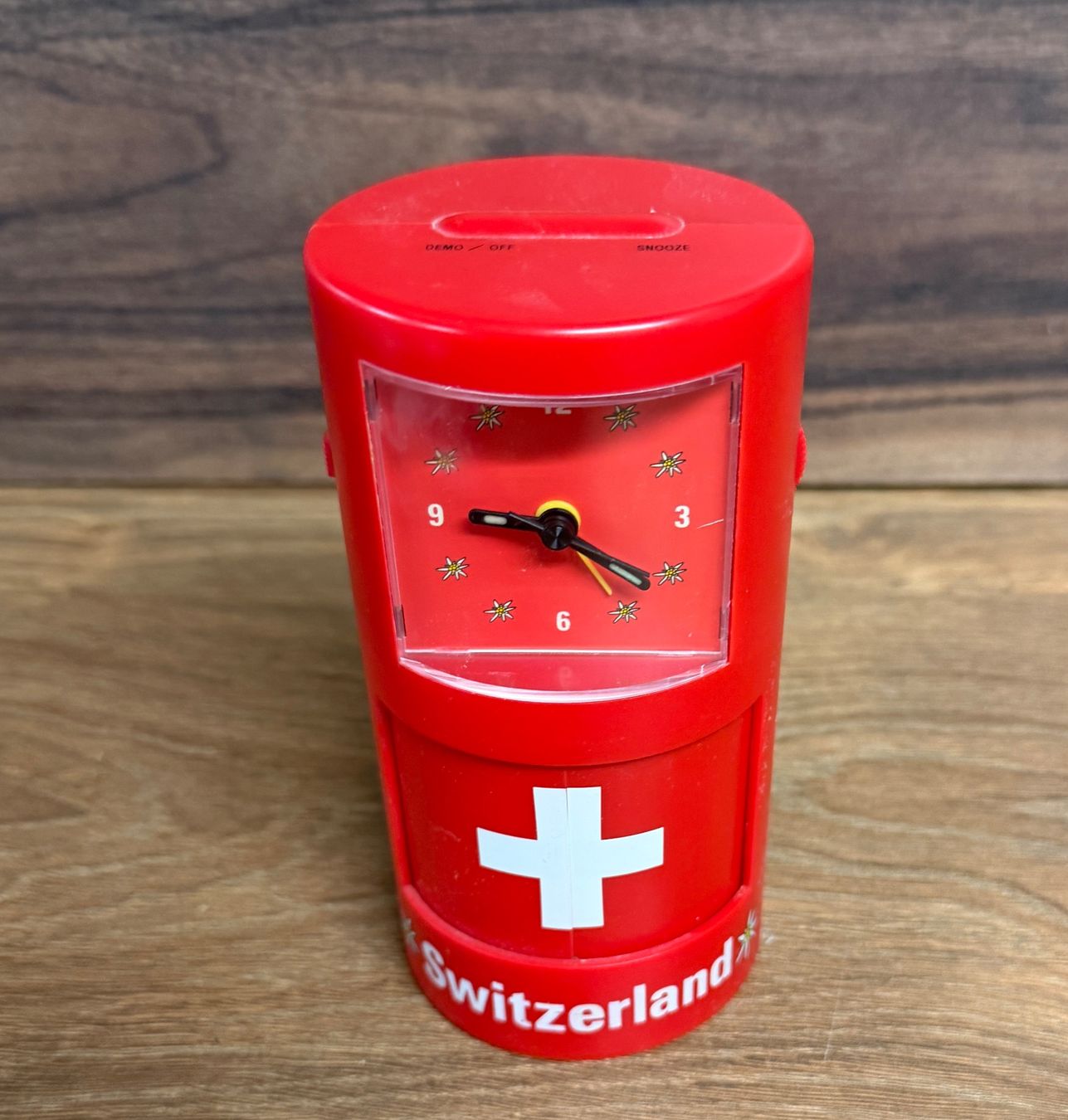Sveglie: Schweizer Wecker im typischen Design, rot – Usato da Nussbaumen AG venduto da olitech5415