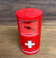 Schweizer Wecker im typischen Design, rot
