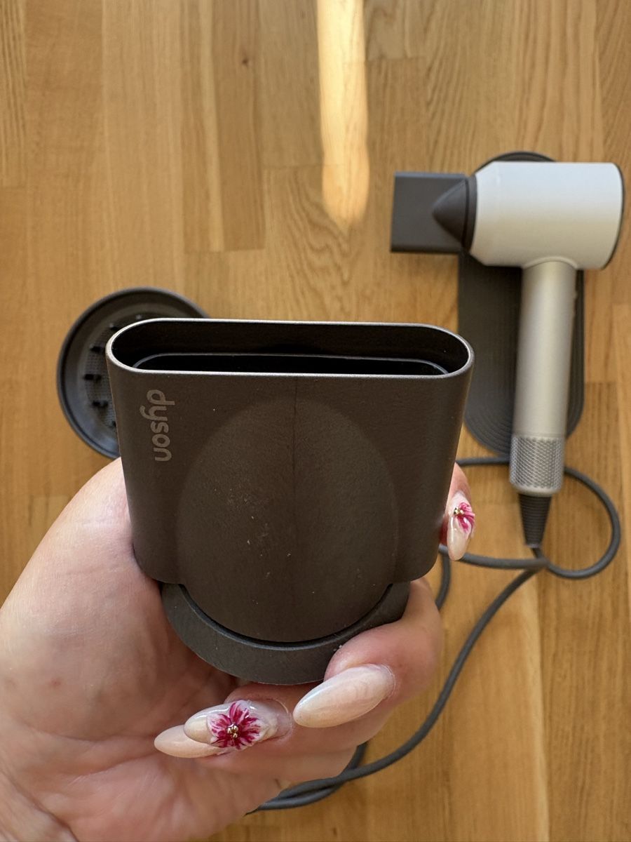 Dyson Asciugacapelli: Sèche-cheveux Dyson Supersonic avec accessoires gris – Usato da Neuchâtel venduto da nin_nm7t 2