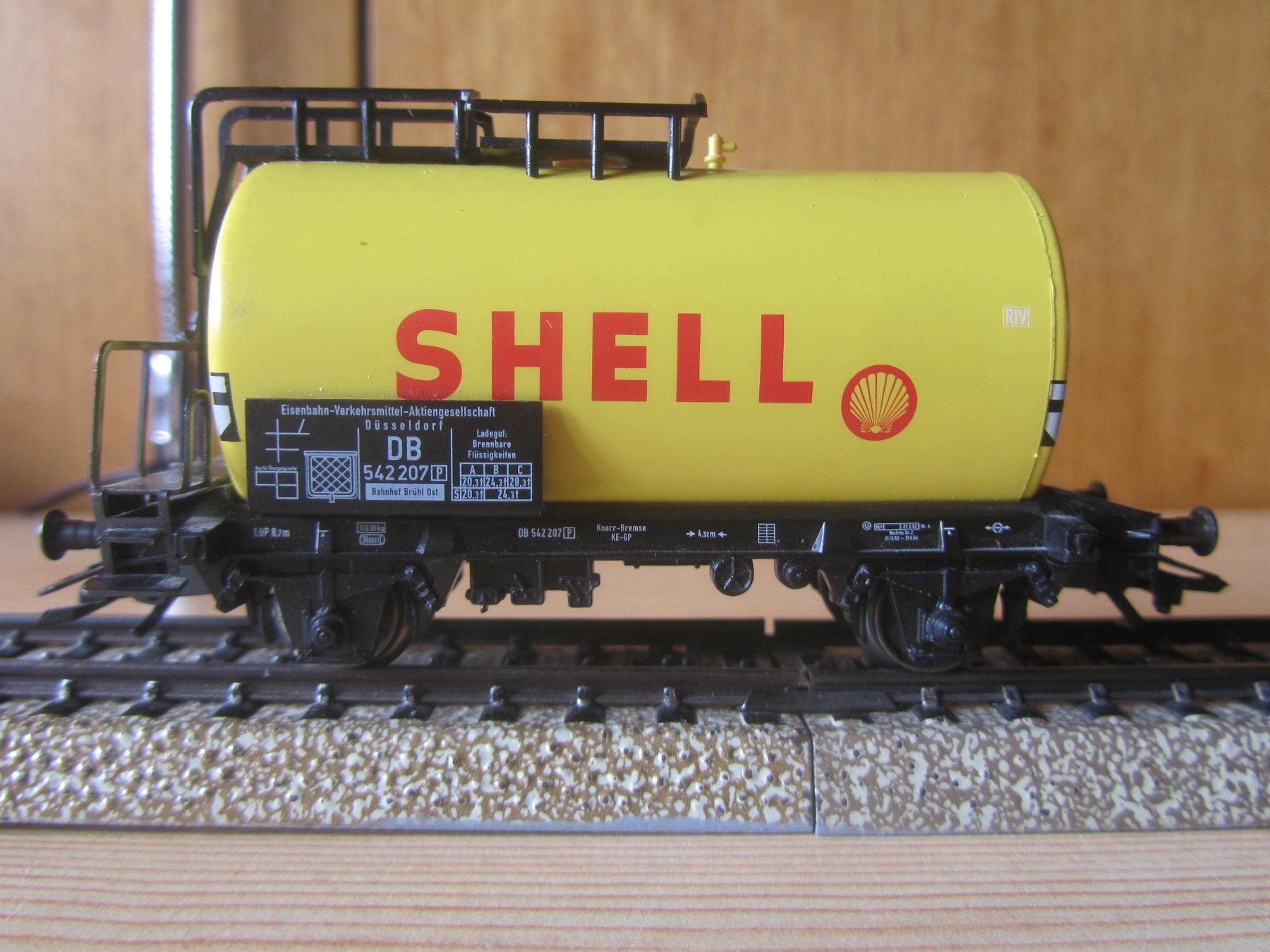 Märklin Modellini di ferrovie: Märklin HO Wagon citerne jaune DB Shell AG Düsseldorf – Usato da Porrentruy venduto da Tarascon
