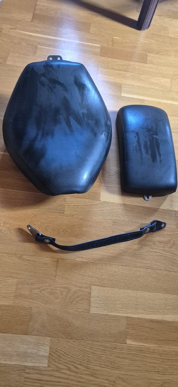Yamaha Tutti i ricambio per moto: Yamaha XVS 650 Orginalsattel + Soziussattel. – Usato da Seewis-Pardisla venduto da Dyamii