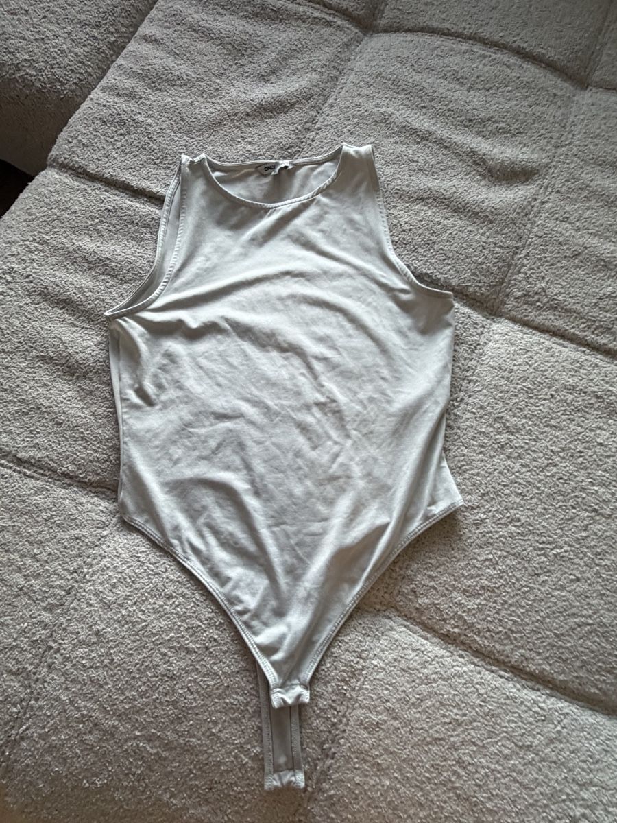 Only Camicette, T-shirt & Top: Damen Body ONLY grau Groesse M  – Usato da Benken SG venduto da sar_9dsn 1