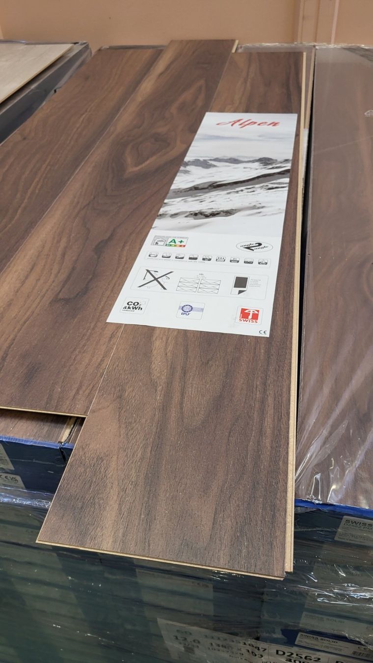 Articoli in legno: Swiss Solid Dekor Nussbaum 12 mm, Abverkauspreis Fr.12.90 m2 – Nuovo e nell'imballaggio originale da Rothrist venduto da swiss-laminat