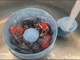 Schale / Schüssel zum Beeren waschen in violette