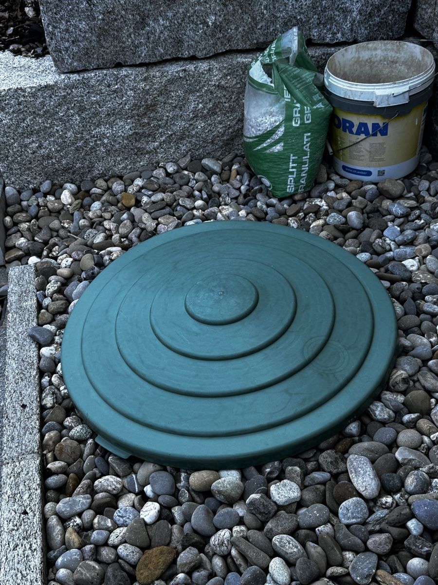 Bewässern & Giessen: Regentonne grün mit Hahn hatt loch – Gebraucht aus Riken AG von Herakles.18 2