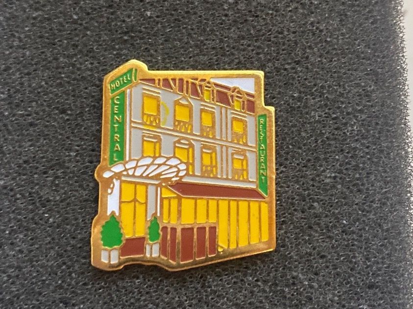 Plaketten & Abzeichen: PIN'S - HOTEL LE CENTRAL – Gebraucht aus Le Brassus von cinema13