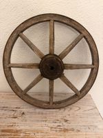 Altes kleines Wagenrad aus Holz, im Shabby Chic Look
