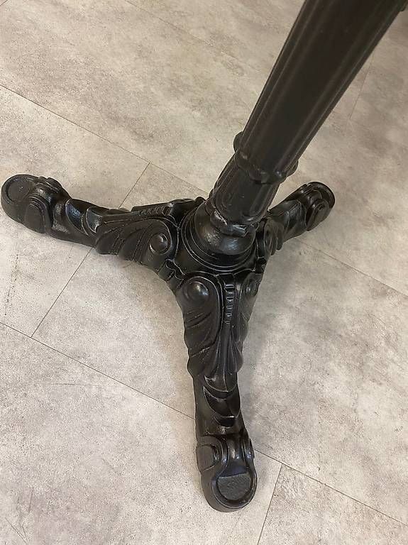 Tavoli: Beizentisch mit Eisengussfüssen und origineller Tischplatte – Usato da Schaffhausen venduto da Galleria13_Brocki_SH 2