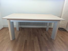Schöner Tisch (ausziehbar)