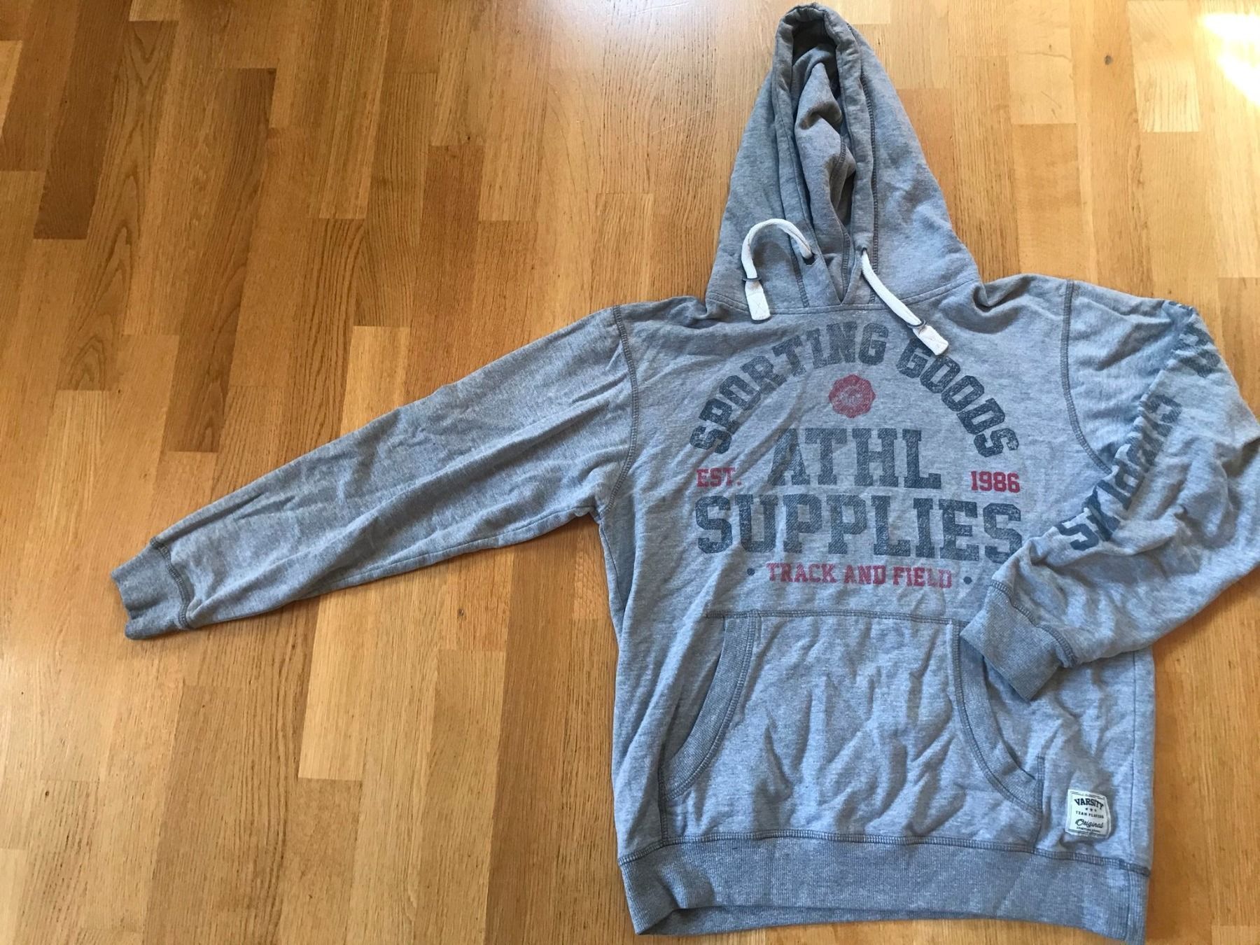 Maglioni & Felpe: Kapuzensweatshirt von Varsity – Usato da Spiez venduto da HomeShoppingSpiez