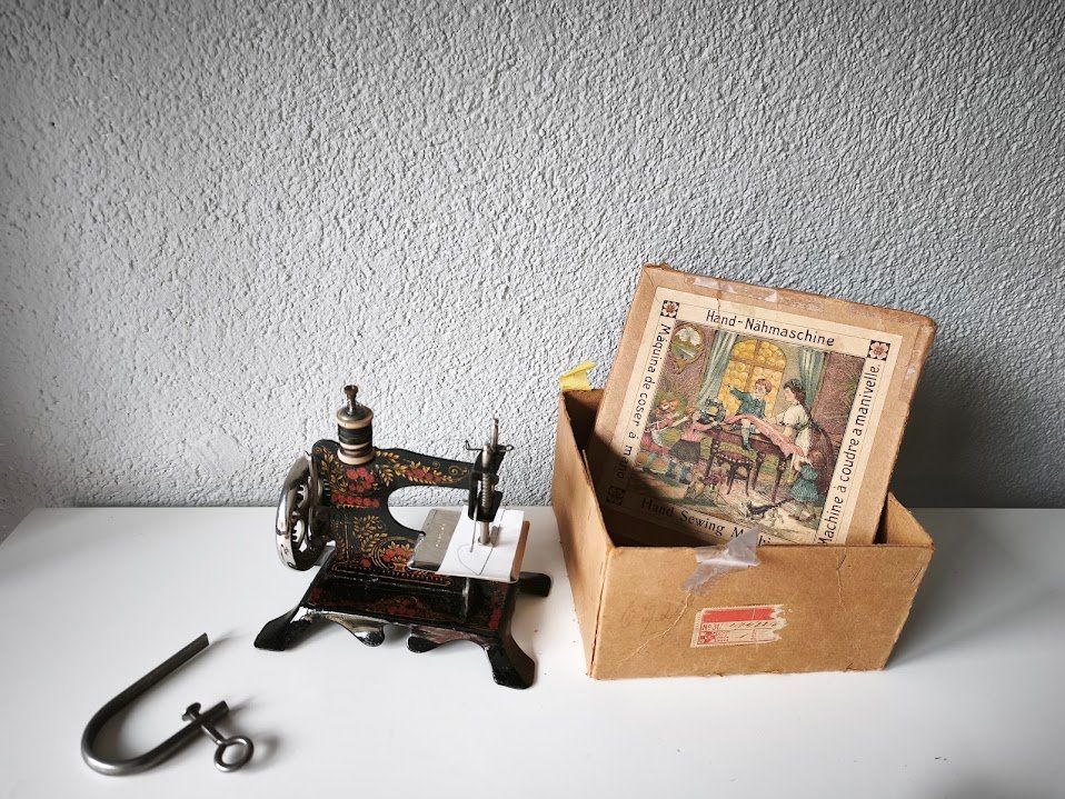 Macchine da cucire: Antike Handnähmaschine Originalkarton – Usato da Toffen venduto da Immo-Erben