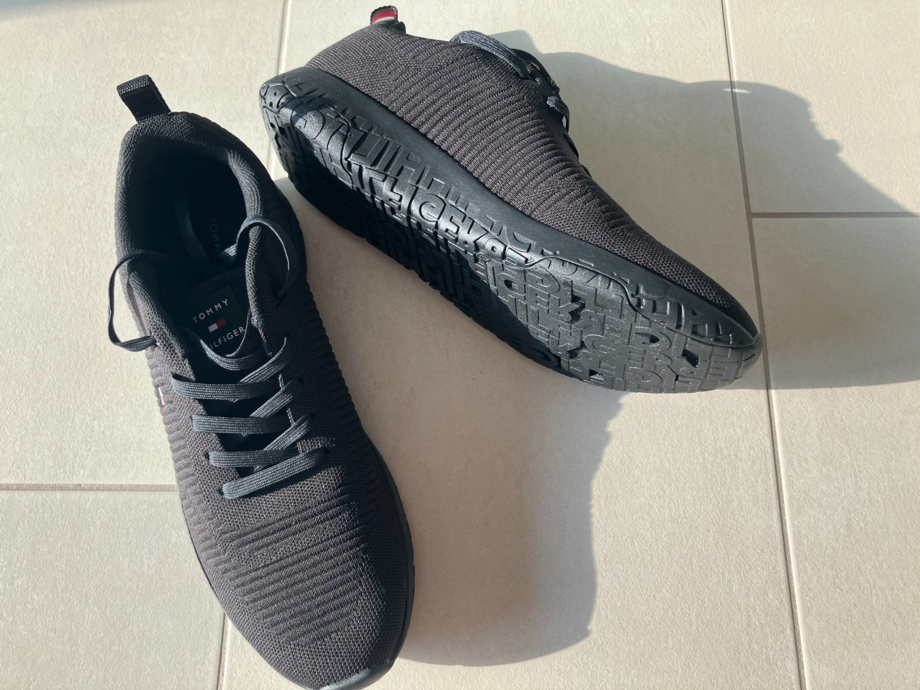 Tommy Hilfiger Scarpe da uomo: Schwarze Tommy Hilfiger Sneaker EUR 45 – Nuovo (secondo la descrizione) da Haag (Rheintal) venduto da lemsam 5