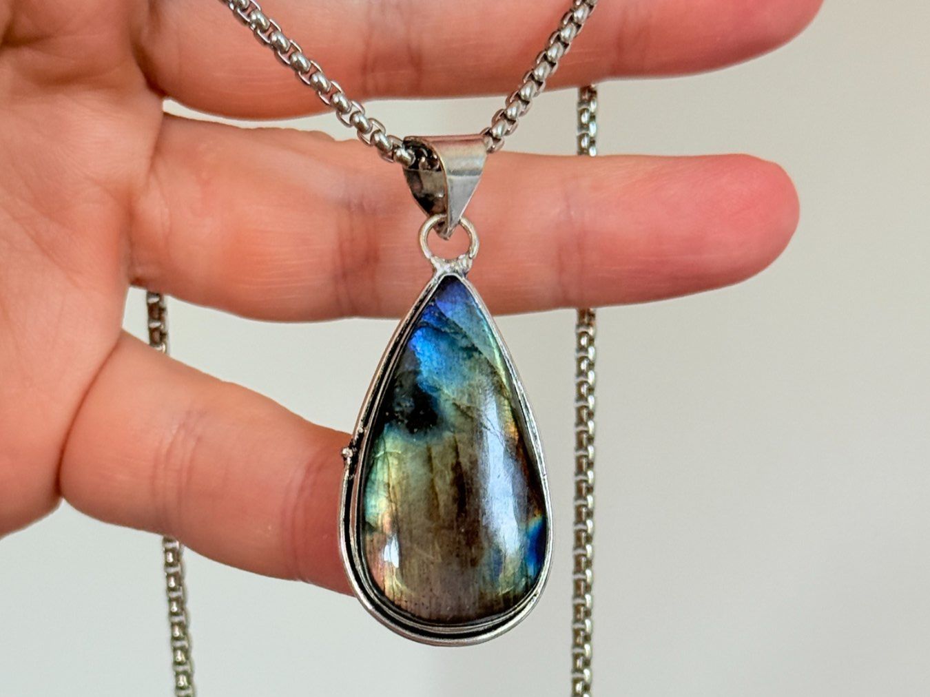 Ketten: Collier avec pendentif Labradorite – Neu und originalverpackt aus Genève von AWWA