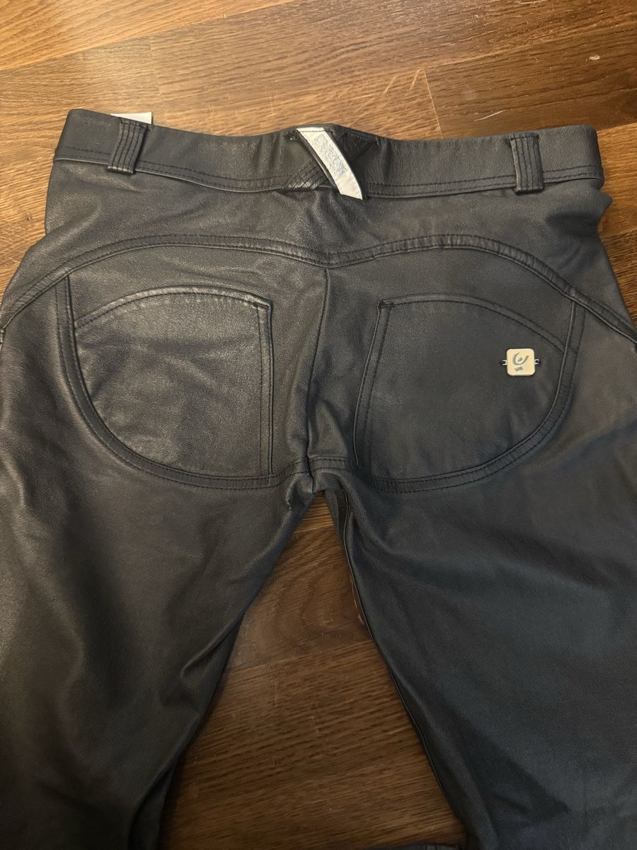 Freddy Pantaloni: Freddy Eco Leather Effect Trousers – Usato da Zürich venduto da Yuece 6