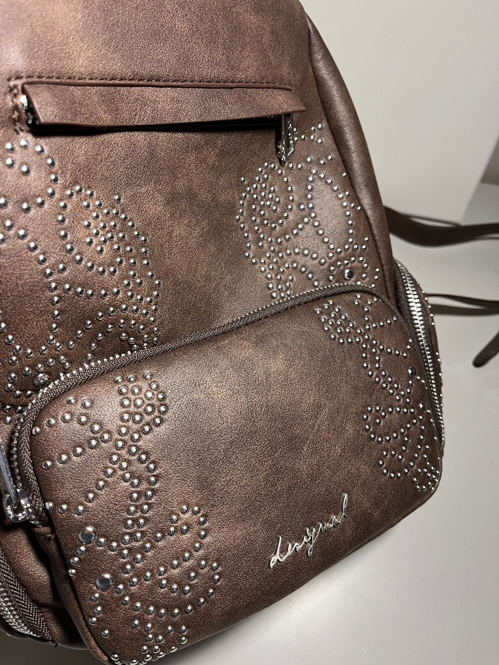 Desigual Zaini: Desigual Rucksack braun mit Nieten – Nuovo (secondo la descrizione) da glattfelden venduto da kimiaxel 4