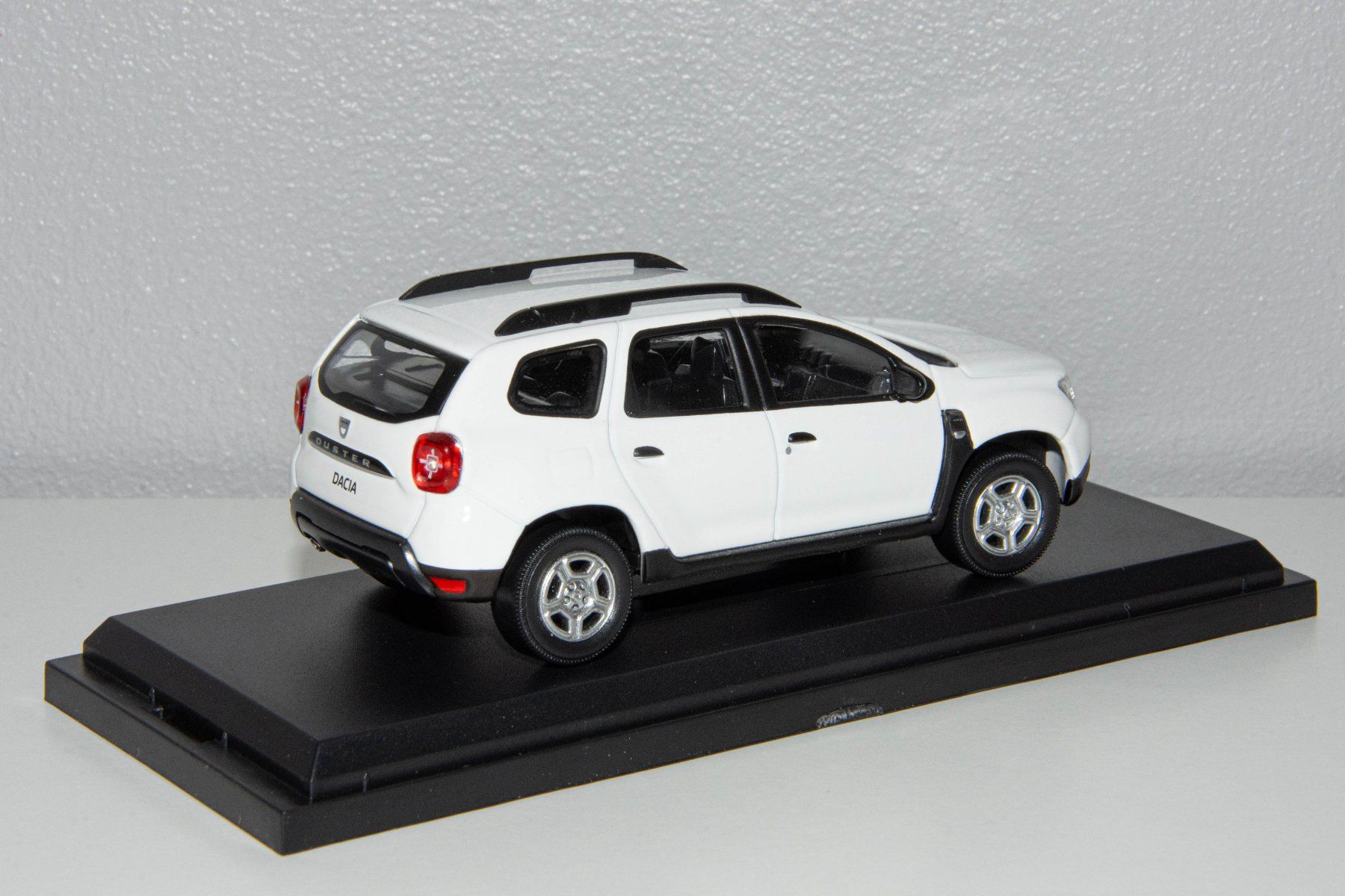 Dacia Modellini d'auto: Dacia Duster blanc NOREV (1/43) – Nuovo e nell'imballaggio originale da Genève venduto da auto_miniatures 1