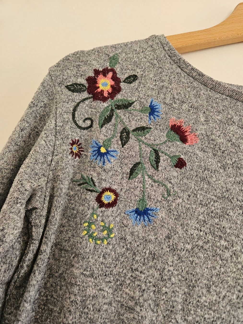Pullover & Sweatshirts: Grauer Pullover mit wunderschönen Blumen Gr.XS – Gebraucht aus Schaffhausen von sabrina915 2