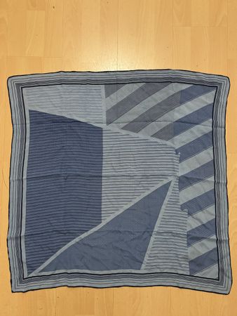 blauer Seidenschal