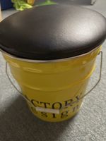 Hocker Factory Design Metall gelb mit Deckel schwarz
