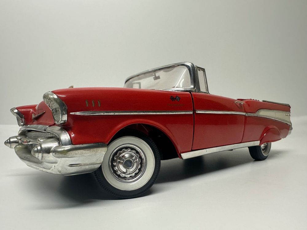 Chevrolet Bel Air 1957 Road Signature échelle 1/18 - Voiture Miniature Bleue En Métal