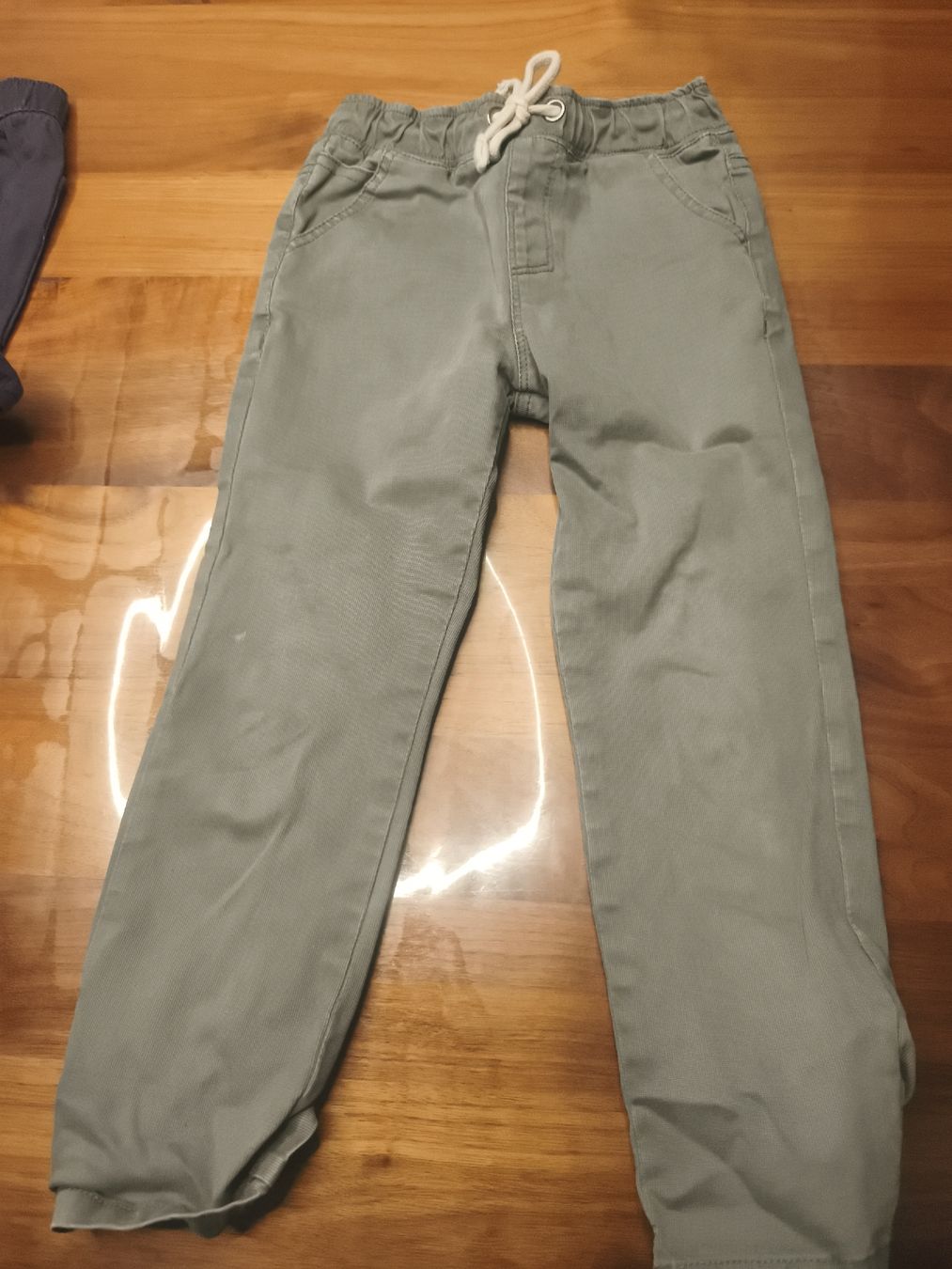 Pantaloni: coole Stoffhose Gr 104 – Usato da Moosseedorf venduto da Lileja
