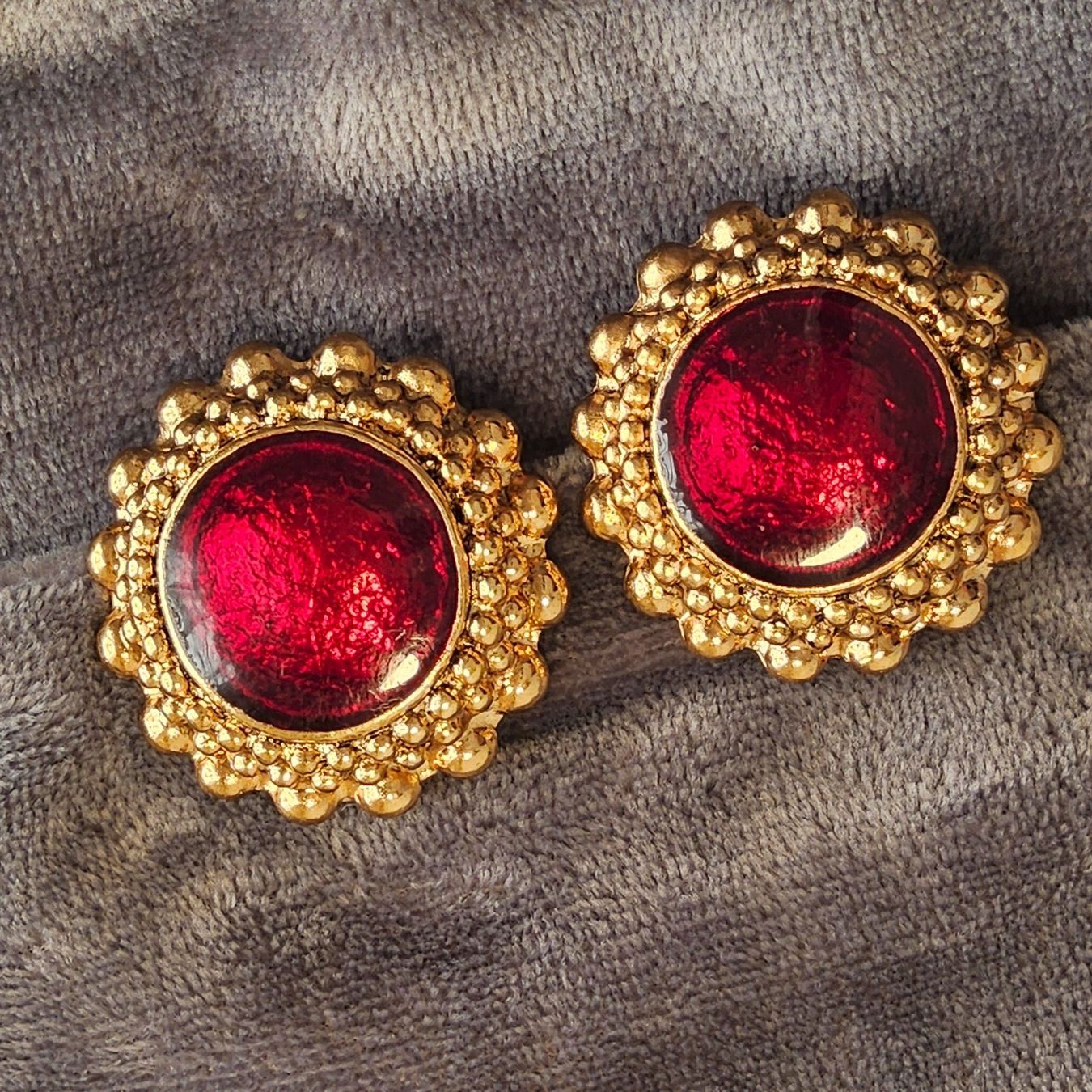 Ohrringe & -stecker: Vintage goldig rote Email Ohrclips – Gebraucht aus Zürich von philpip