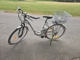 Elektro Velo Silber Damen Velo mit Korb und schlüssel
