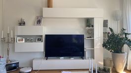 Wohnwand weiss Hochglanz mit Regalen und TV-Element