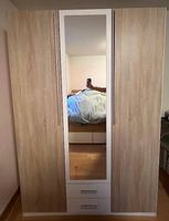Dreitüriger Schrank