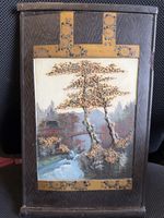 Asiatische Bildrelief-Schale mit Kirschblüten-Motiv.