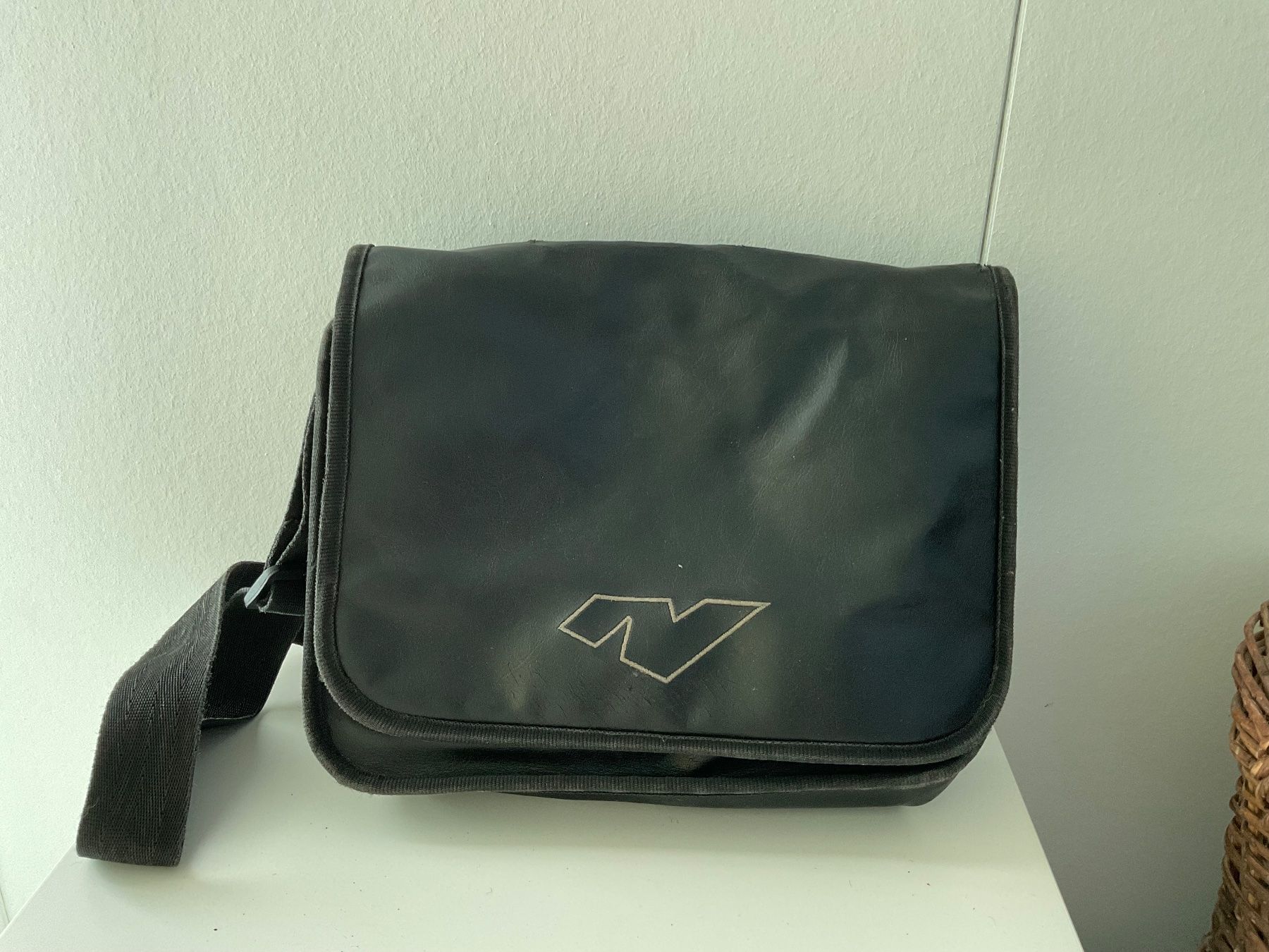 Navyboot Borse da donna: Navyboot Black Messenger Bag - Stylish & Practical! – Usato da Basel venduto da cat_sq5m
