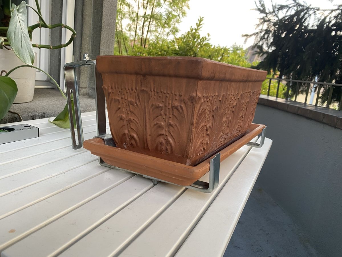Pots de fleurs: Terracotta balcony planter and holders – D'occasion à Zürich par ico_9ych