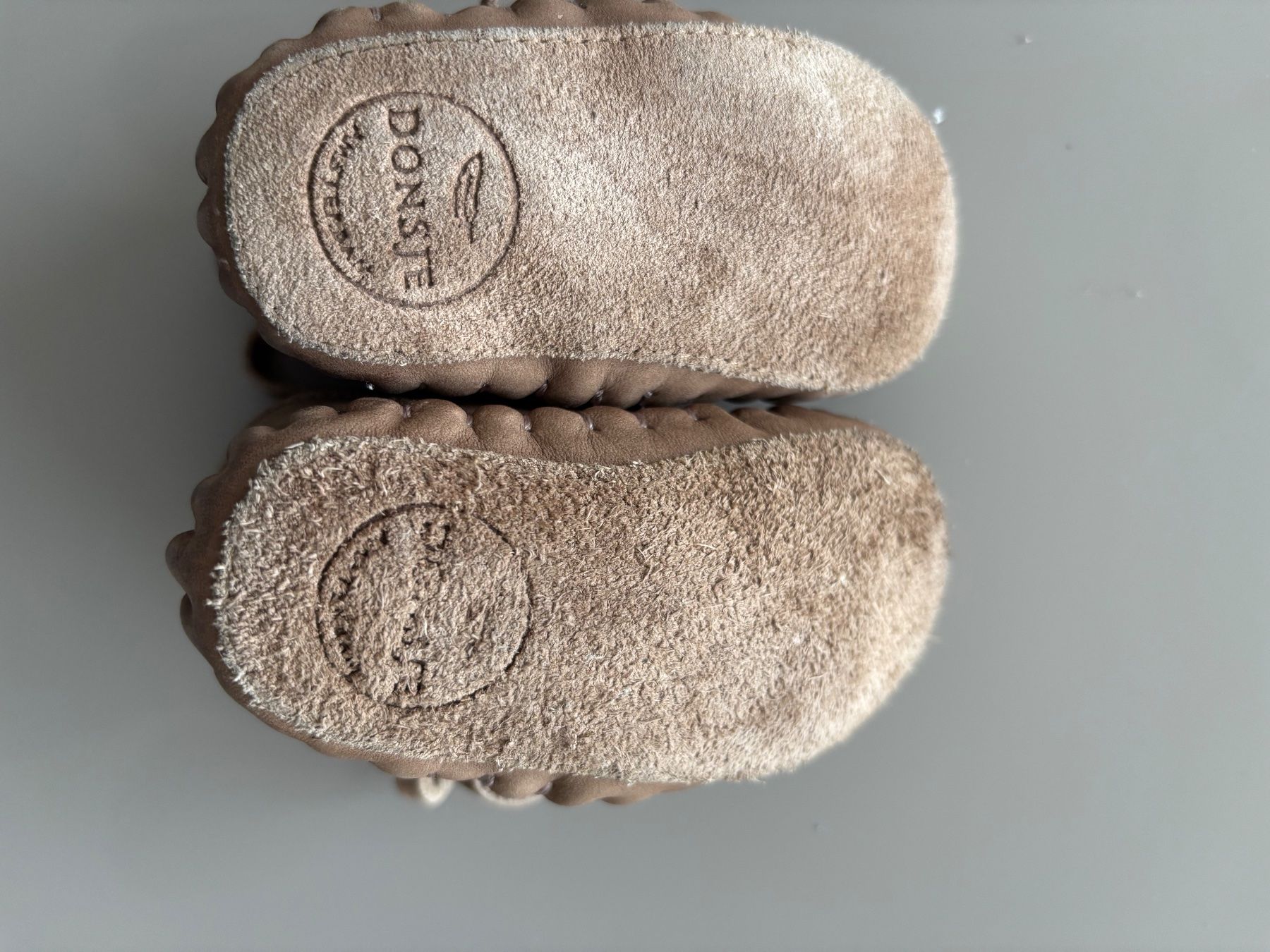 Scarpe per ragazzi: Chaussons bébé DONSJE, Taille 6-12 mois, état impeccable – Usato da La Conversion venduto da dam_d9cs 1