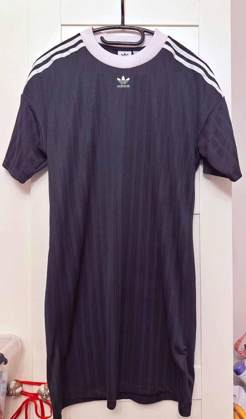 Adidas T-shirt: • Adidas Langshirt • – Usato da Basel venduto da mendoza13
