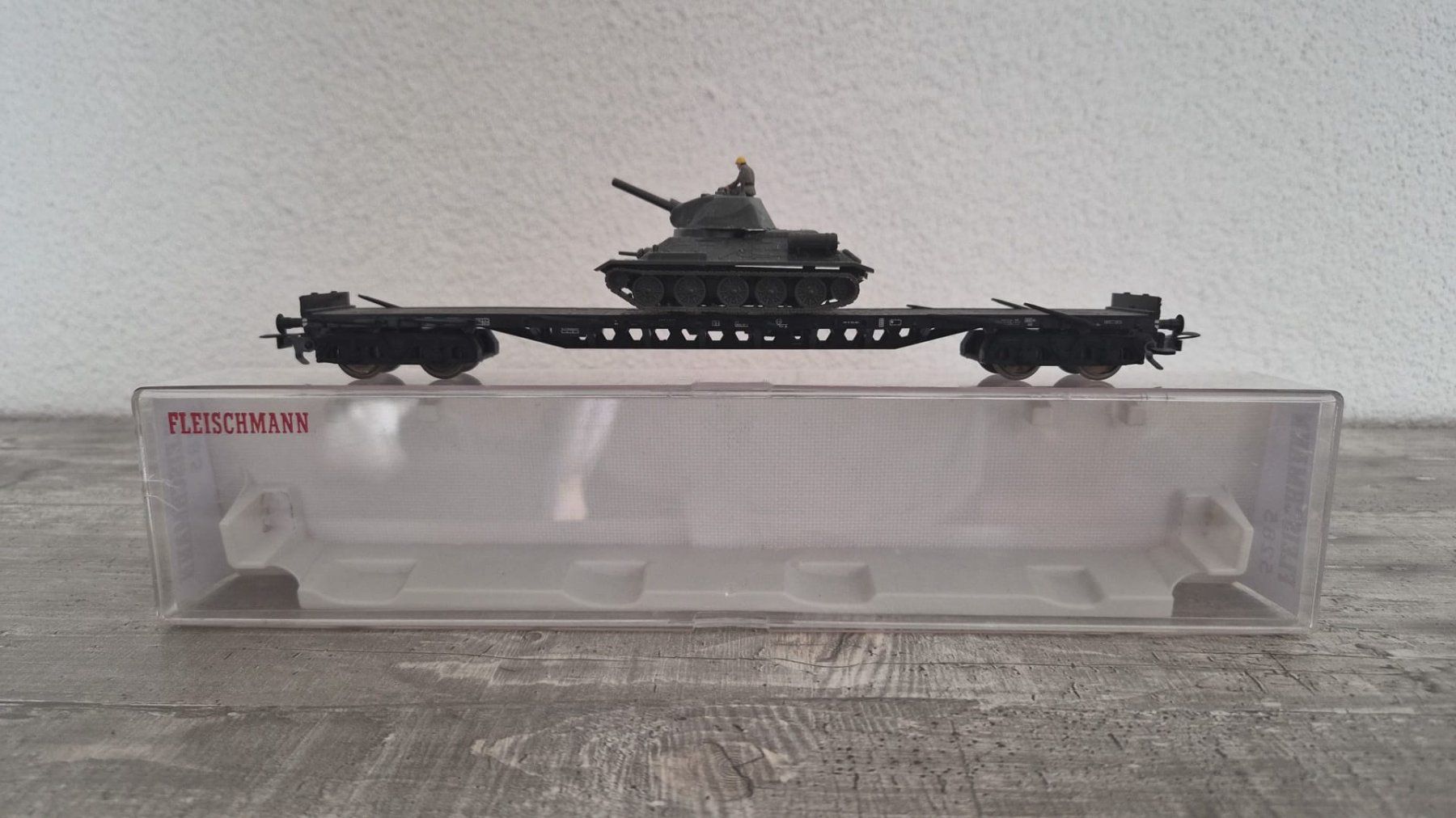 Fleischmann Flach-Rungenwagen mit Roco Tank / Panzer H0 (Gebraucht) in ...