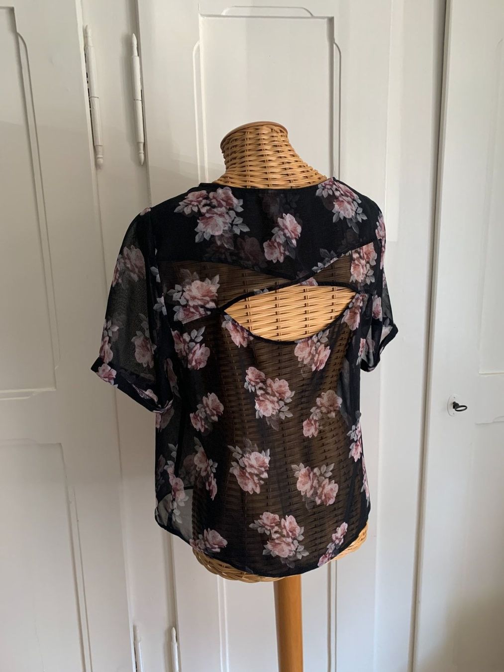 H&M T-shirt: Chiffon Shirt schwarz geblümt - 38 – Usato da Zürich venduto da Diazaio 2