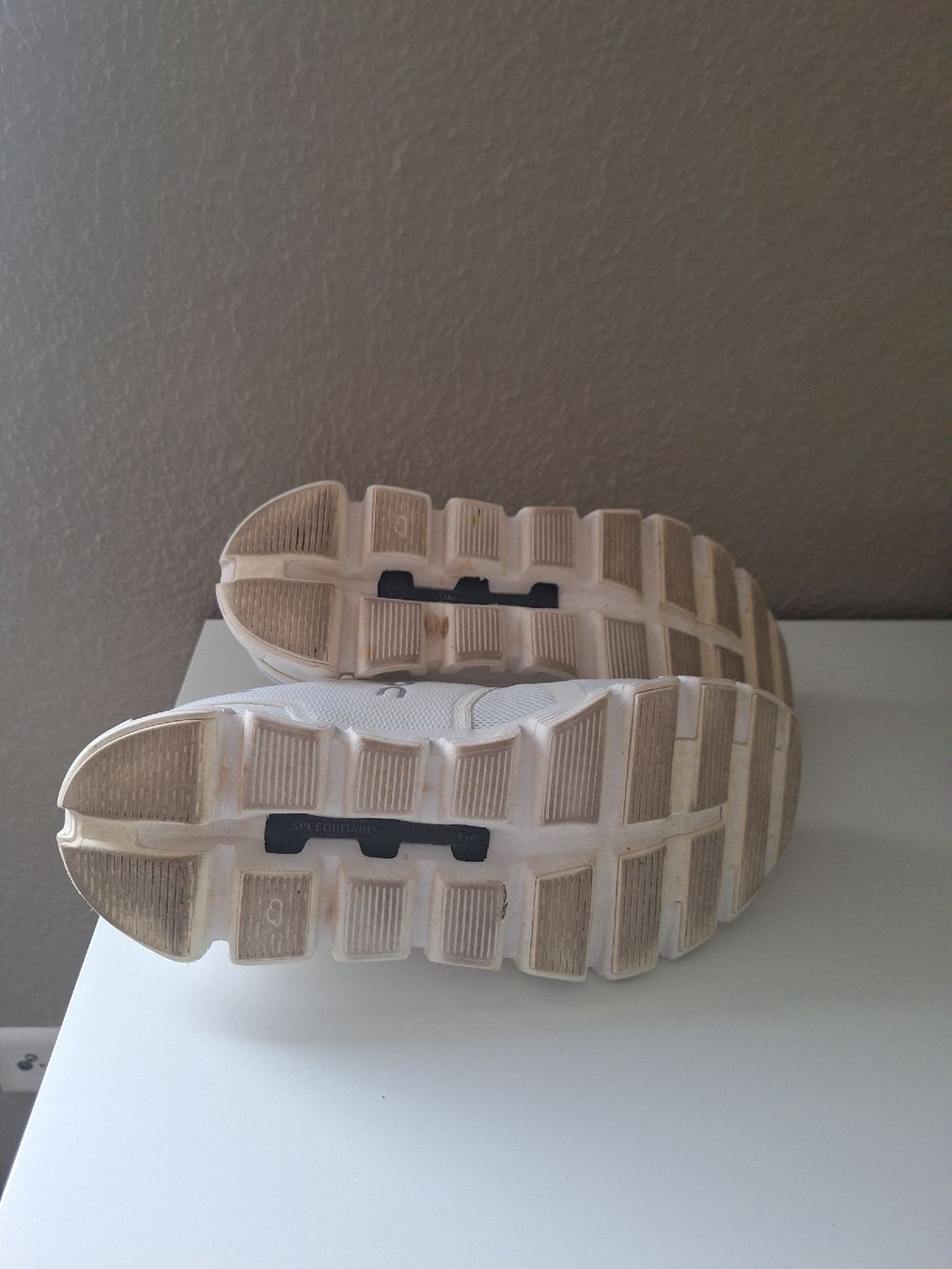 On Scarpe da donna: On Schuhe Cloud weiss 40.5 - 3x getragen – Nuovo (secondo la descrizione) da Weisslingen venduto da Soma22 4